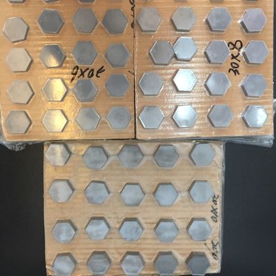 Tejas balísticas de carburo de boro con dimensiones personalizadas, densidad de 2,52 g/cm3 y dureza de 3000-3300 HV para protección cerámica de primera calidad