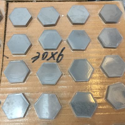 Tejas balísticas sin presión sinterizadas de carburo de silicio 50x50x8mm NIJ Nivel III Inserto cerámico de armadura independiente