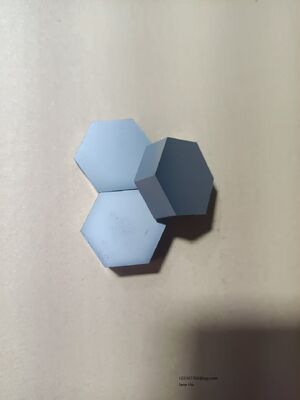 Tejas balísticas de carburo de silicio NIJ Nivel IV Capacidad de golpe múltiple Placa de cerámica hexagonal de 100x100 mm