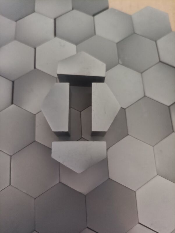 Balleta Hexagonal de Carburo de Silicio Sinterizado sin Presión con Protección Nivel III NIJ y Geometría Hexagonal de 50mm para Blindaje de Vehículos
