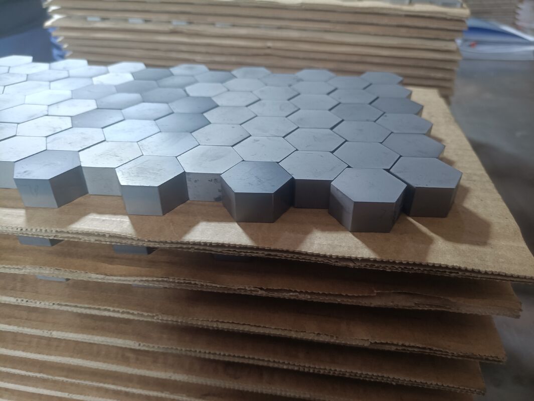 Tejas cerámicas sin presión sinterizadas de carburo de silicio NIJ Nivel III Placa balística 100x100x8mm